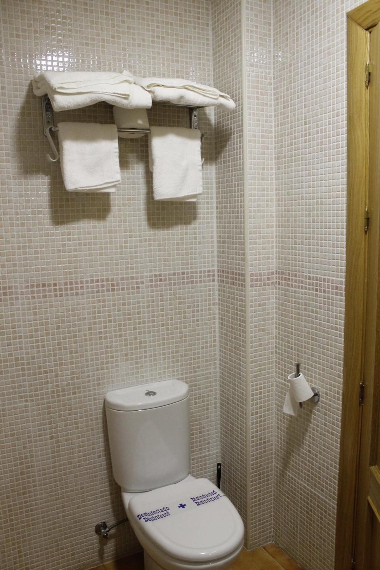 Villarrubio Hostal Restaurante Bustos מראה חיצוני תמונה